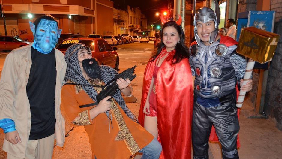 Los j&oacute;venes guatemaltecos se dieron cita en el Gran Hotel para pasar una noche de celebraci&oacute;n entre amigos. (Selene Mej&iacute;a/Soy502)