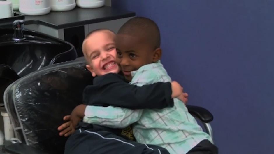 Estos mejores amigos decidieron tener un corte de cabello igual para parecerse y confundir a su maestro. (Foto: captura de pantallla)&nbsp;