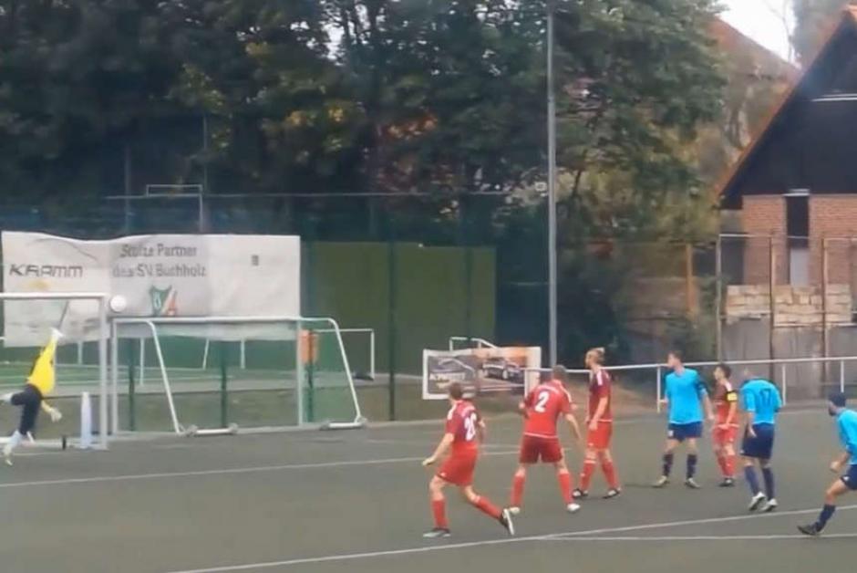 El delantero alem&aacute;n tom&oacute; la pelota a escasos metros del &aacute;rea grande con la intenci&oacute;n de anotar. (Imagen: captura de YouTube)