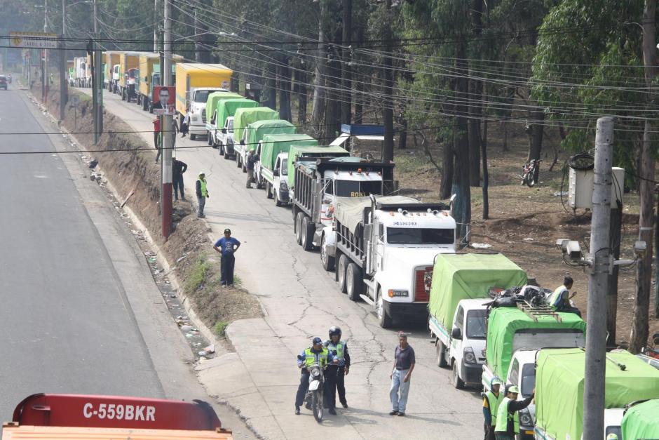Largas filas camiones se observaron en el Vertedero de Villa Nueva. (Foto: Facebook/ AMSA Guatemala)