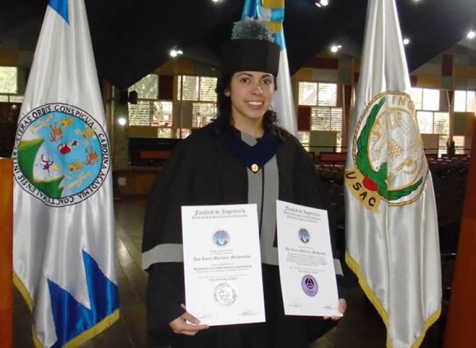 La futbolista guatemalteca Ana Luc&iacute;a Mart&iacute;nez luce orgullosa sus diplomas que la acreditan como ingeniera qu&iacute;mica graduada de la Usac. (Foto: Cortes&iacute;a)