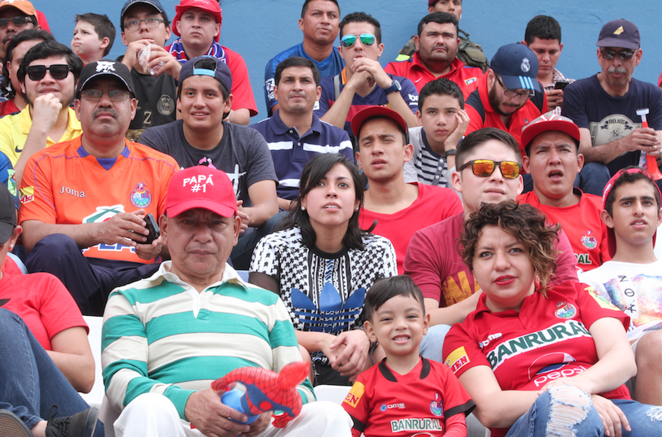 Ana Luc&iacute;a Mart&iacute;nez comparti&oacute; con la afici&oacute;n escarlata. (Foto: Luis Barrios/Soy502)