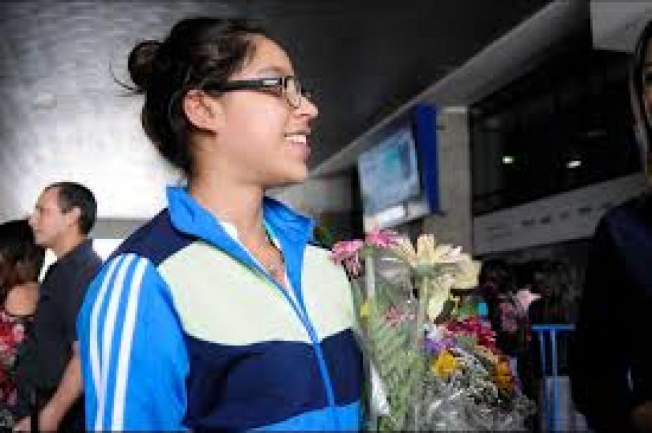 Ana Sof&iacute;a G&oacute;mez fue recibida por su familia tras haber logrado el pase para R&iacute;o 2016. (Foto: Pedro Pablo Mijangos/Soy502)