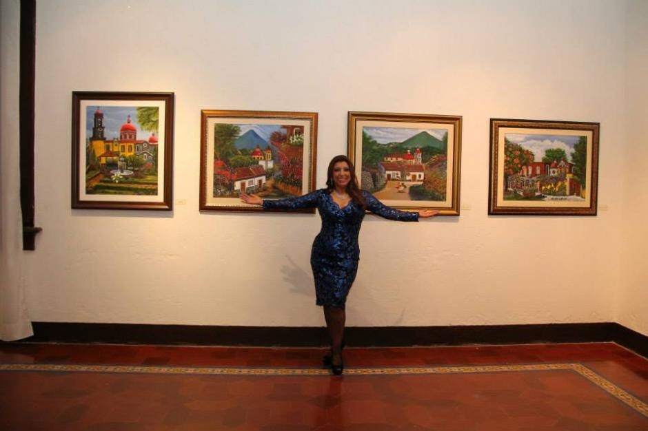 Anabella de Le&oacute;n, Registradora de la Propiedad, inaugura su segunda exposici&oacute;n individual de arte. (Foto: Facebook)