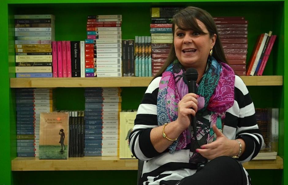 Anabella Giracca present&oacute; su primer libro para j&oacute;venes en la librer&iacute;a Artemis Edinter del centro comercial Oakland Mall, zona 10. (Selene Mej&iacute;a/Soy502)&nbsp;
