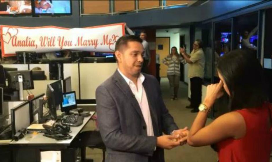 La reportera fue sorprendida con una propuesta de matrimonio en plena transmisi&oacute;n en vivo. (Foto: eldiariony.com)