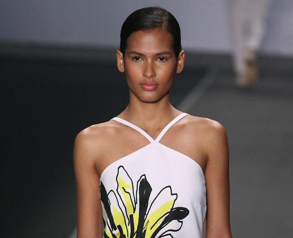 Tonos encendidos y estampados tropicales y silueta holgada dominaron la pasarela que clusur&oacute; el Fashion R&iacute;o. (Fashionising)