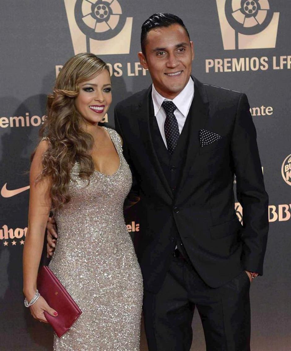 Andrea Salas, de plateado, con un bolso rojo. Los expertos en moda elogiaron el "look" de la tica. (Foto: EFE).