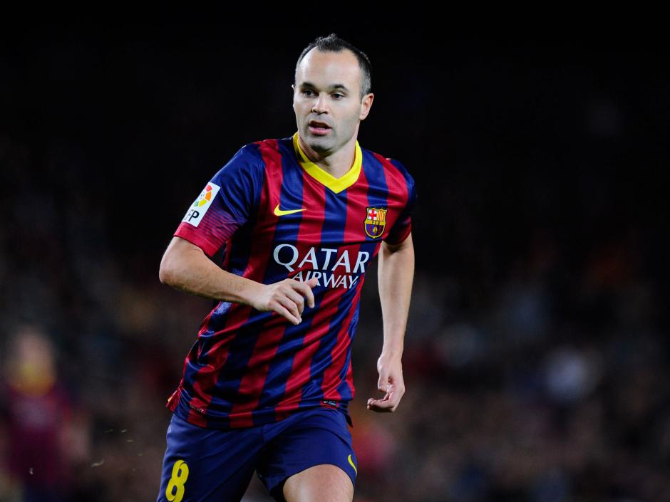 Para cumplir su sue&ntilde;o, Iniesta tuvo que alejarse de su familia. (Foto: independent.co.uk)
