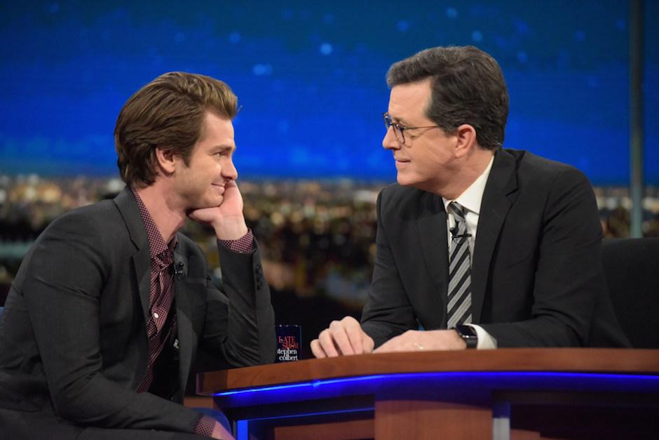 Andrew Garfield confes&oacute;&nbsp;a&nbsp;Stephen Colbert del programa "The Late Show",&nbsp;la raz&oacute;n por la que bes&oacute; a Ryan Reynolds". (Foto:&nbsp;instinctmagazine.com)&nbsp;