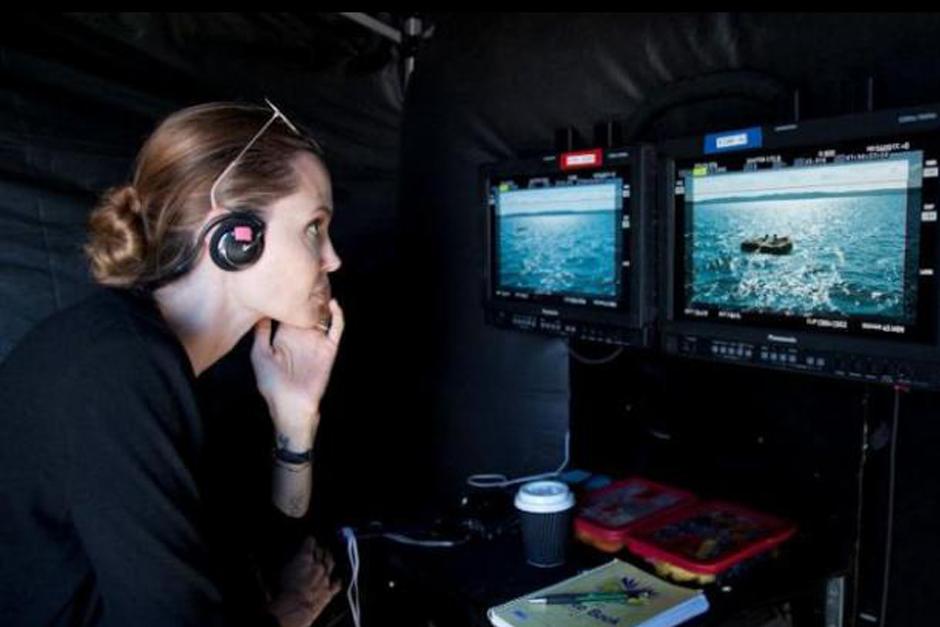 Angelina Jolie y Loung Ung se conocieron en 2001 en Camboya, un a&ntilde;o despu&eacute;s de la publicaci&oacute;n del libro, y su amistad les llev&oacute; a adaptarlo en gui&oacute;n.&nbsp;