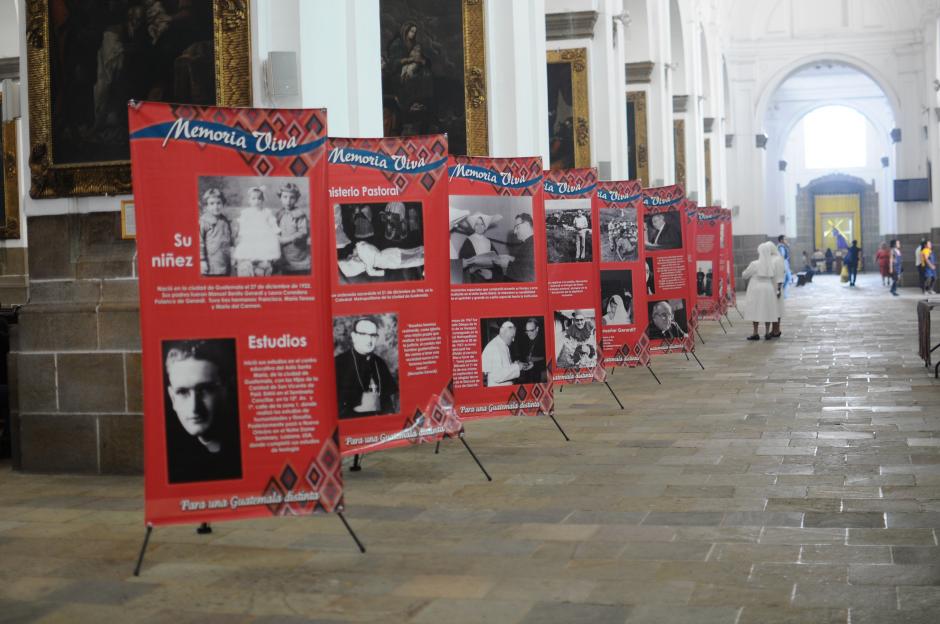 Afiches, informaci&oacute;n y oraciones son entregadas a un costado de la imagen de San Sebasti&aacute;n (Foto Alejandro Bal&aacute;n /Soy205)
