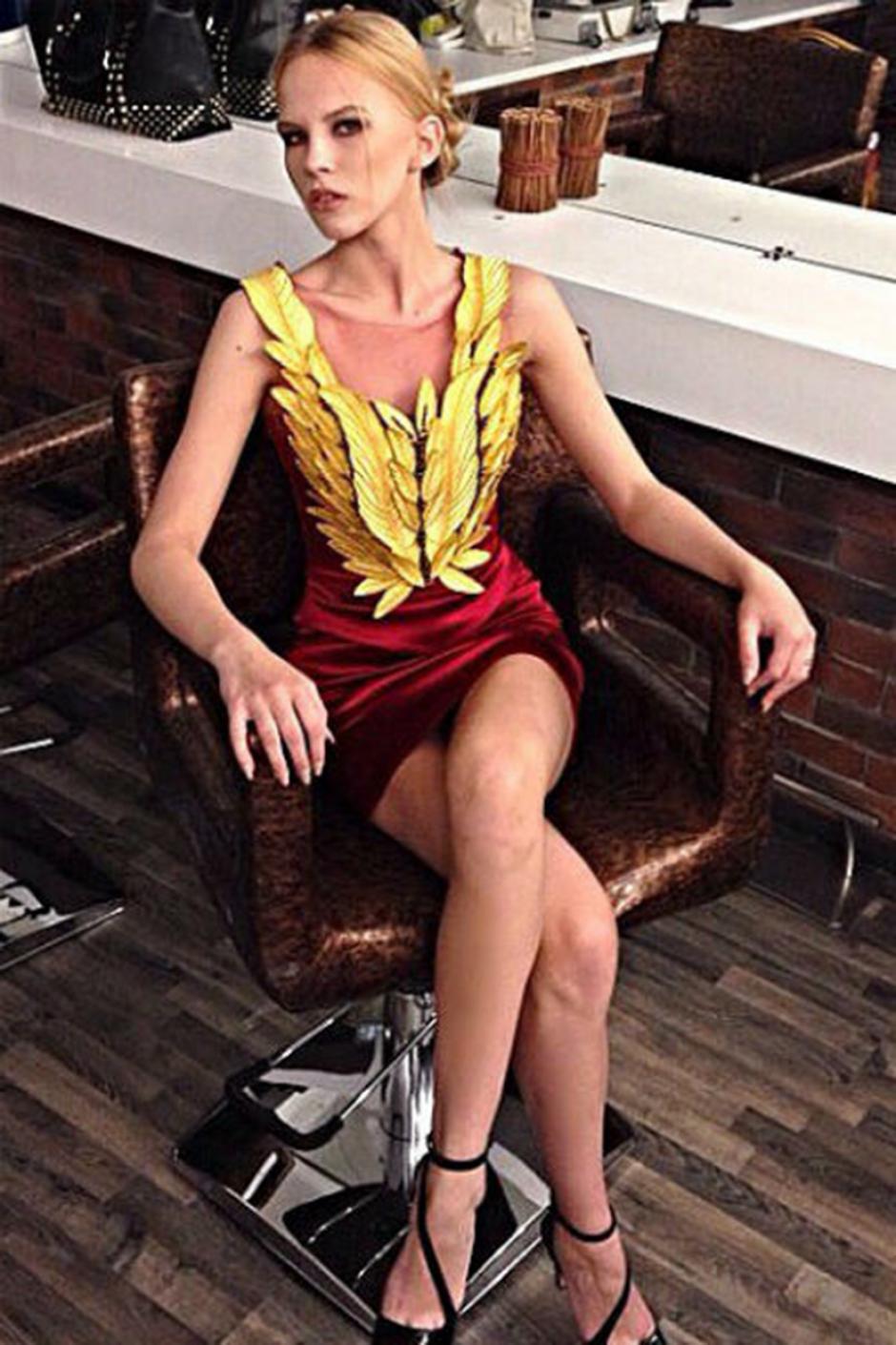 La joven asegura que venderá su virginidad para poder pagar sus estudios universitarios. (Foto: Twitter)