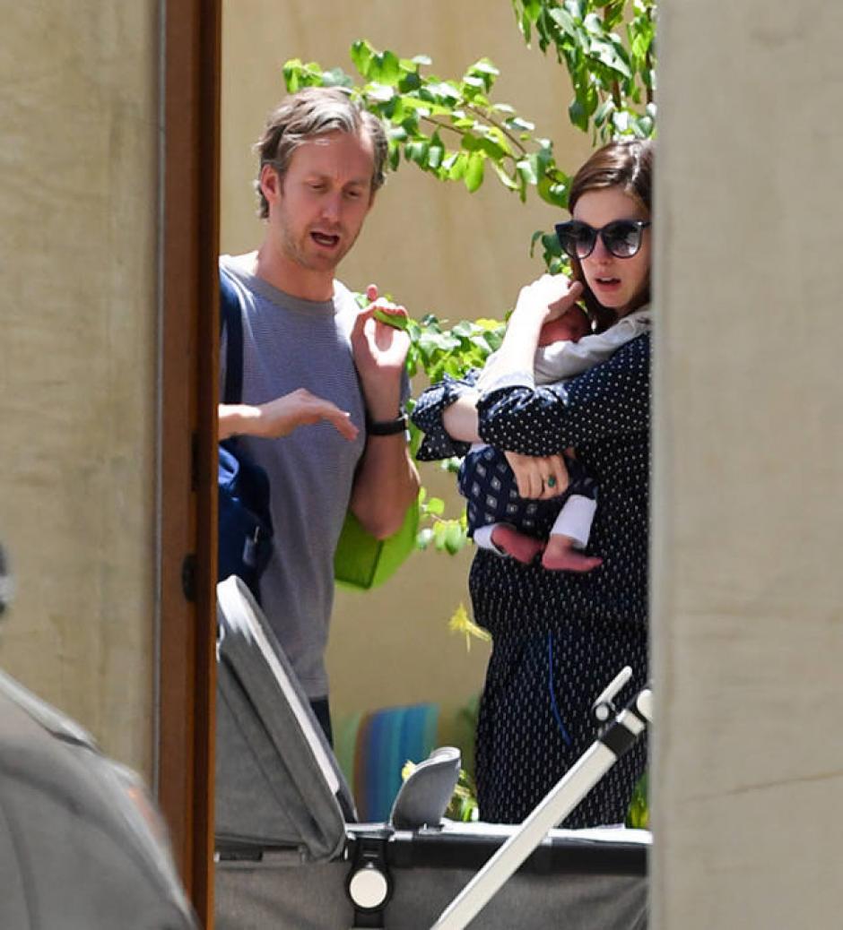 Anne protege a su beb&eacute; del sol y de los paparazzis. (Foto: elsalvador.com)
