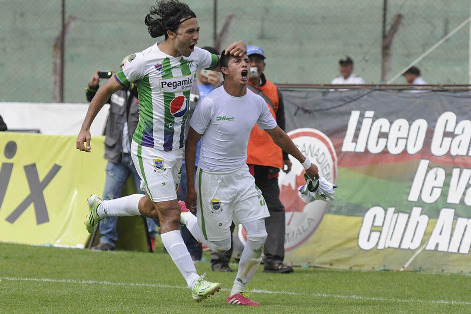 Agust&iacute;n Herrera festeja con su compa&ntilde;eros Alejandro el "Gambetita" D&iacute;az, quien lleg&oacute; a tres goles en el torneo. Herrera mientras tanto, tiene un gol y una asistencia. (Foto: Orlando Chile/Nuestro Diario)