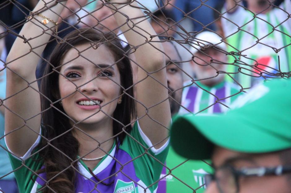 Mujeres y ni&ntilde;os llegaron al Estadio Pensativo. (Foto: Fredy Hern&aacute;ndez/Soy502) 