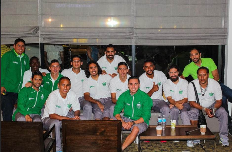 El plantel completo de Antigua GFC posa a su llegada a Nueva Jersey. (Foto: Antigua GFC)