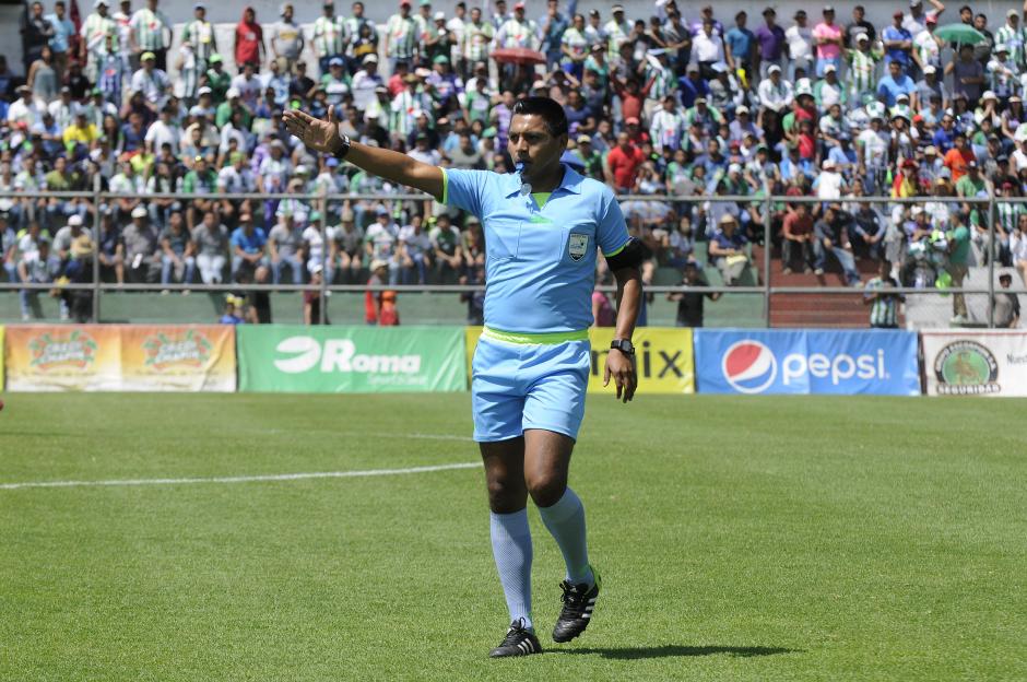 El &aacute;rbitro, Brayan L&oacute;pez, report&oacute; que quien manej&oacute; el sonido en el estadio Pensativo, incit&oacute; a la afici&oacute;n contra los silbantes y adem&aacute;s el lanzamiento de objetos a la cancha por parte de la afici&oacute;n de Antigua GFC. (Foto: Orlando Chile/Nuestro Diario)