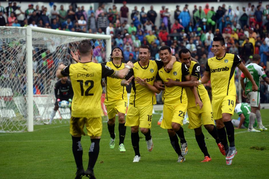 Joel Ben&iacute;tez es felicitado por sus compa&ntilde;eros, tras el tanto del trinfo en el estadio Pensativo.&nbsp;(Foto: Nuestro Diario)