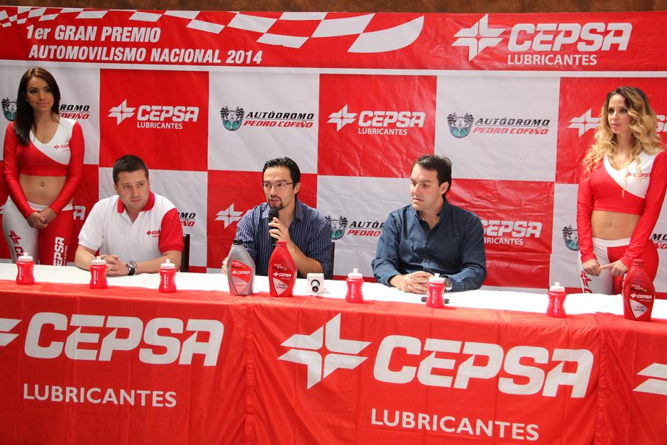 Gabriel L&oacute;pez y Mauricio Roque, representantes del Aut&oacute;dromo Pedro Cofi&ntilde;o, presentaron el Gran Premio Cepsa, con el que se abre la temporada 2014 del automovilismo nacional. (Foto: Luis Barrios/Soy502)