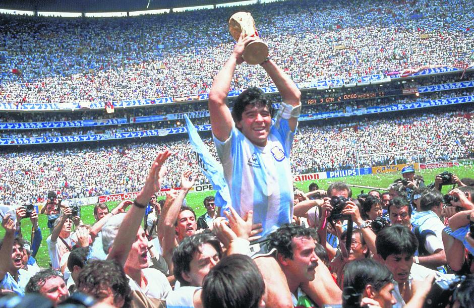 Diego Maradona alza la Copa, tras la conquista de la final de M&eacute;xico 1986. (Foto: Archivo)