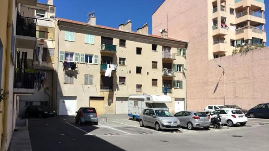 Este es el edificio en el Boulevard Henri-Sappia donde viv&iacute;a el terrorista. (Foto: Infobae)