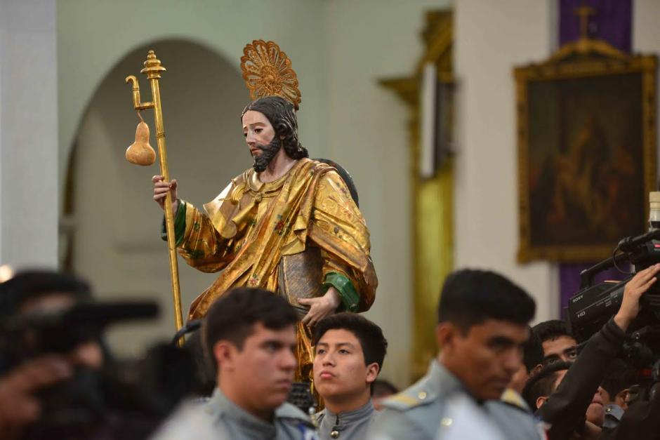 La procesi&oacute;n del Ap&oacute;stol Santiago sali&oacute; de la Iglesia Santa Rosa para dirigirse hacia la Catedral Metropolitana como parte de las festividades de los 200 a&ntilde;os del templo. (Foto: Jes&uacute;s Alfonso/Soy502)&nbsp;