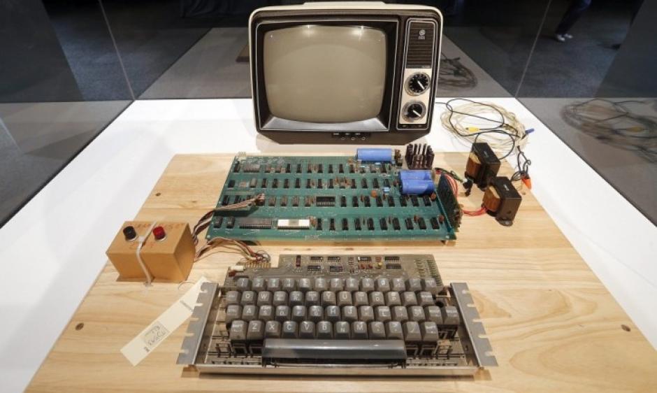 Este Apple-1 es el &uacute;nico ejemplar del cual hay documentos que se&ntilde;alan fue vendido directamente por el que ser&iacute;a el fundador del gigante inform&aacute;tico, Steve Jobs.