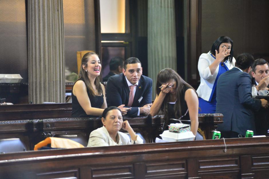 Juan Manuel Giordano conversa con otras diputadas. Abajo, Laura Franco, quien junto al "Dipukid" enfrentarán un proceso de antejuicio. (Foto: Archivo/Soy502)