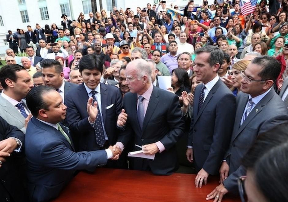 Para que la ley fuese una realidad s&oacute;lo faltaba que el gobernador Jerry Brown estampara su firma en la iniciativa&nbsp;