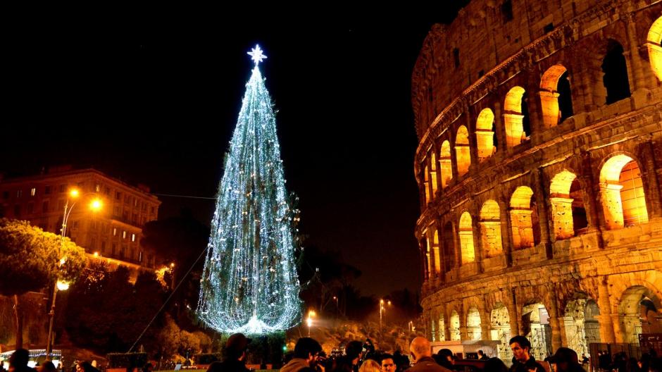 &Aacute;rbol instalado frente al Coliseo romano, en Italia. (Foto: AFP)