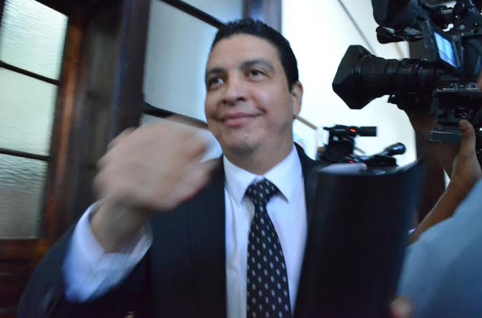 El ministro de Energía y Minas, Érick Archila fue abucheado al salir de la comisión pesquisidora. (Cortesía: José Castro/ Congreso de la República)