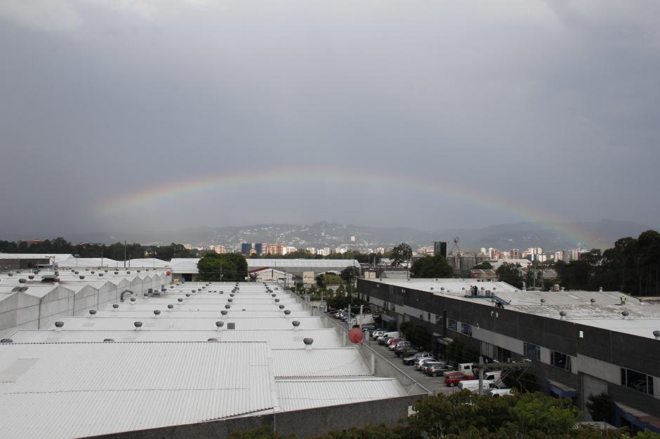 Un arco&iacute;ris completo sorprendi&oacute; a varios ciudadanos en la capital de Guatemala. &nbsp;(Foto: Luis Castillo/Nuestro Diario)&nbsp;