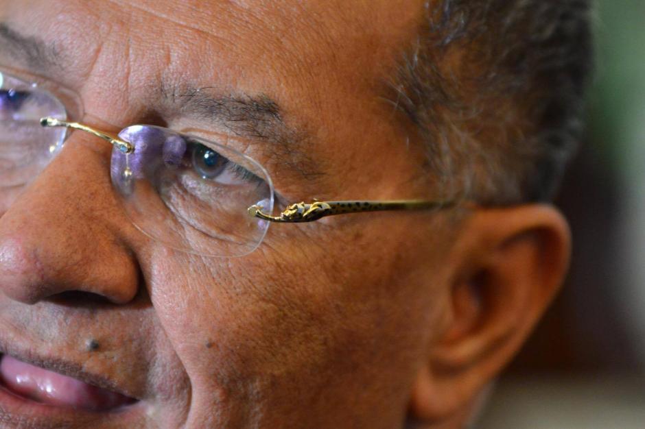 Los lentes del diputado Ar&iacute;stides Crespo generan curiosidad en el Palacio Legislativo. (Foto: Jes&uacute;s Alfonso/Soy502)