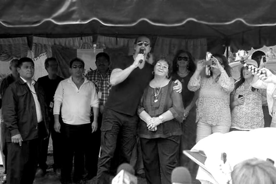 La se&ntilde;ora Nohem&iacute; Morales con su hijo el d&iacute;a del funeral de su padre el 29 de septiembre de 2010. Foto: ND