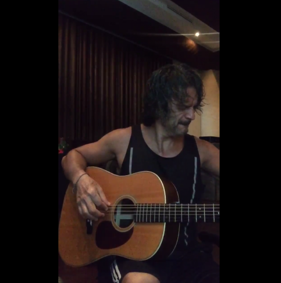 Ricardo Arjona volvi&oacute; a sorprender en redes sociales con una publicaci&oacute;n donde dice que el tiempo lo dej&oacute; "desafinado". (Foto: Captura de pantalla)&nbsp;