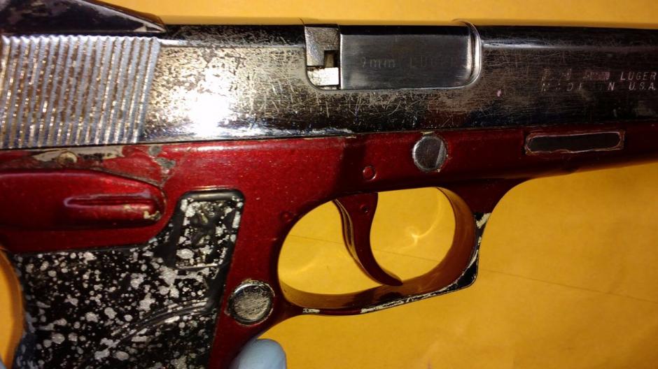 Las autoridades localizaron una pistola 9 mil&iacute;metros en el interior de la Granja Penal de Pav&oacute;n. (Foto: PNC)