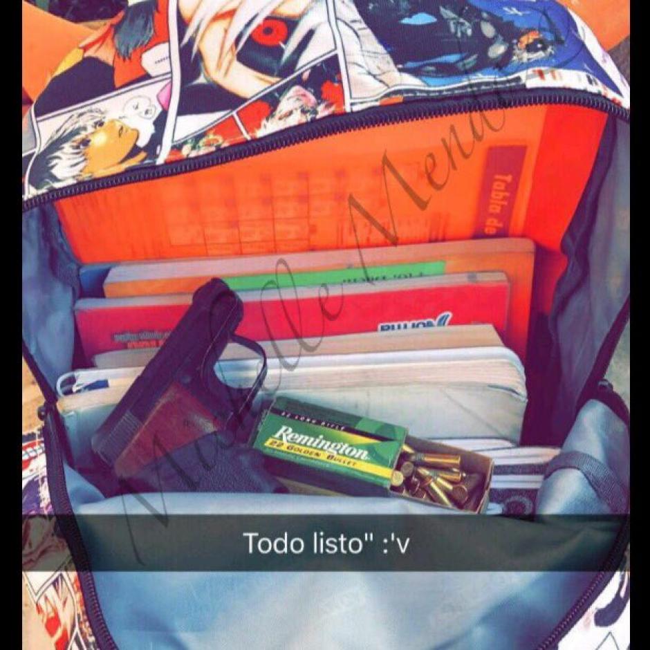 Una estudiante de Huehuetenango fue expulsada por publicar la fotograf&iacute;a de un arma de fuego y municiones en el interior de una mochila con la frase "Todo listo". (Foto: @ComunicadorGT)
