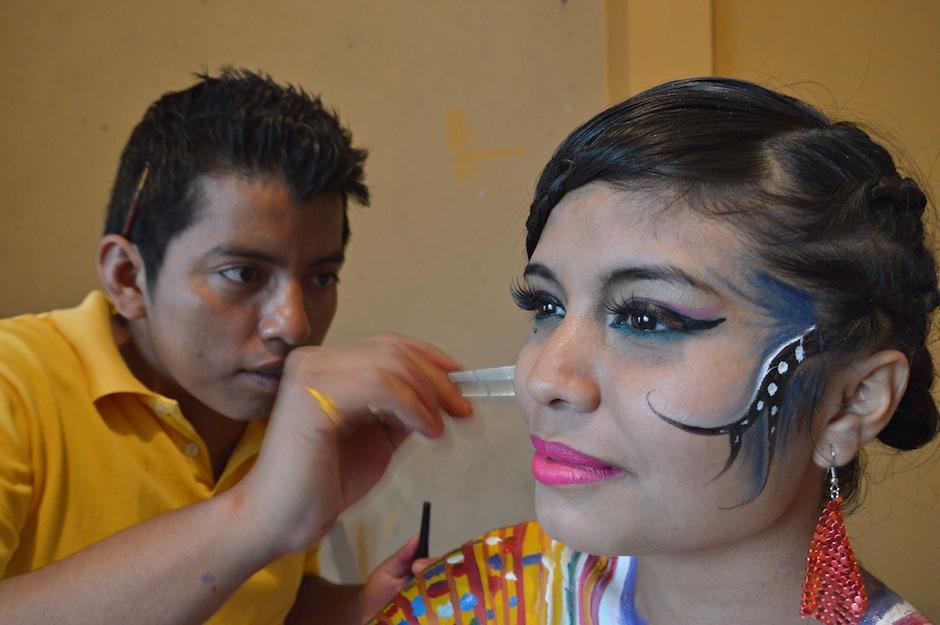El artista huehueteco Armando Seb inicia proyecto de "Body Paint" donde los protagonistas son los h&uuml;ipiles de la regi&oacute;n. (Foto: Ronald Waldo)&nbsp;