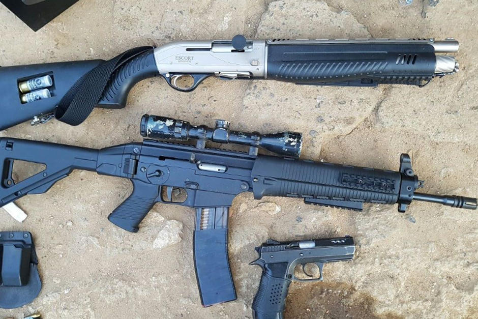 Durante una serie de allanamientos las autoridades localizaron cinco armas de grueso calibre, as&iacute; como chalecos antibalas, radiotransmisores y 4 mil d&oacute;lares en efectivo. (Foto: PNC)