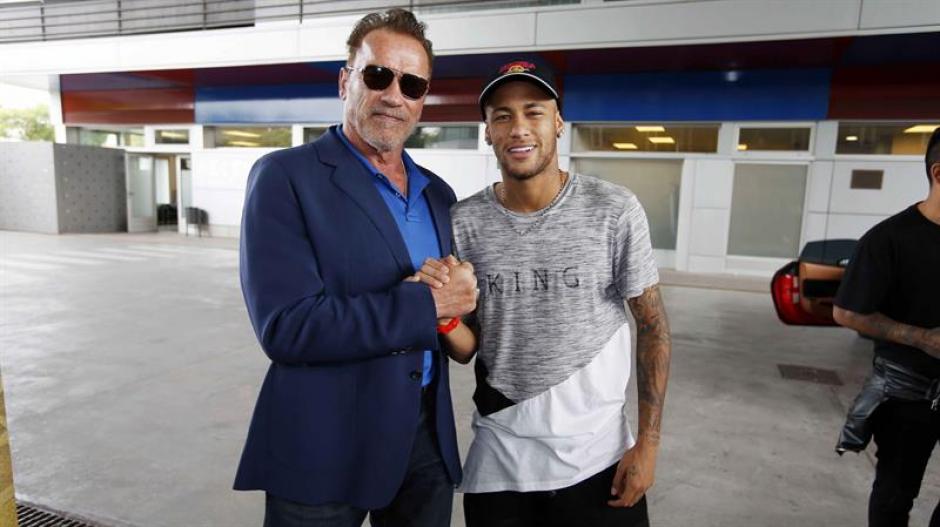 Schwarzenegger junto al jugador del Barcelona Neymar Jr., durante una visita. (Foto: Efe)