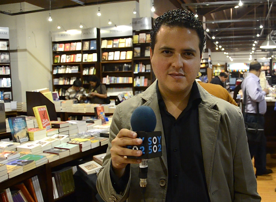 Arnoldo Gálvez Suárez es el ganador del certamen BAM Letras 2015, por su obra "PUente adentro". (Foto: Selene Mejía/Soy502)