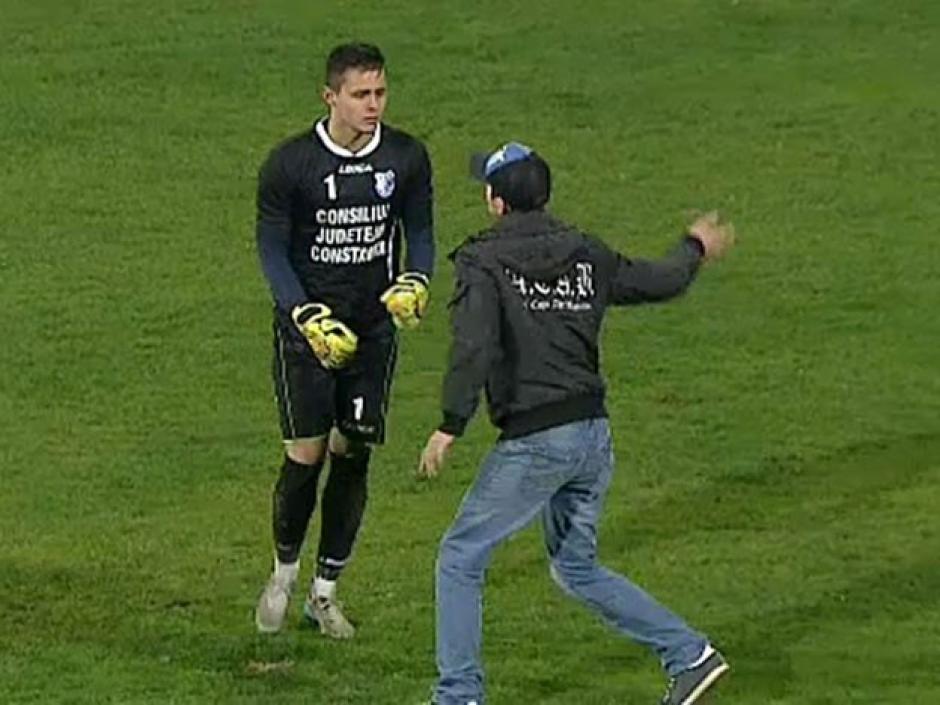 El portero reaccion&oacute; al ataque de un aficionado que le reclam&oacute; por la goleada, que al final fue arrestado y sacado del estadio.&nbsp;