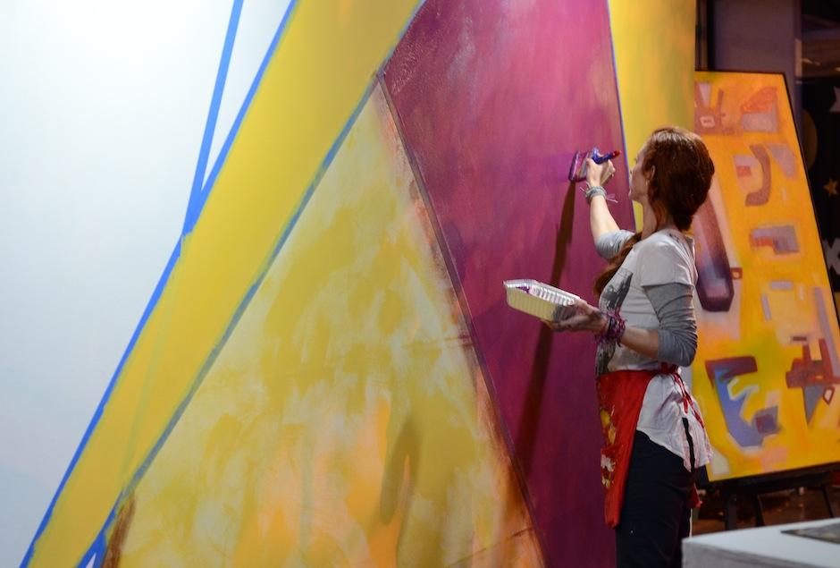 La artista visual Lily Acevedo trabajó un "canvas" durante la actividad. (Foto: Selene Mejía/Soy502)&nbsp;