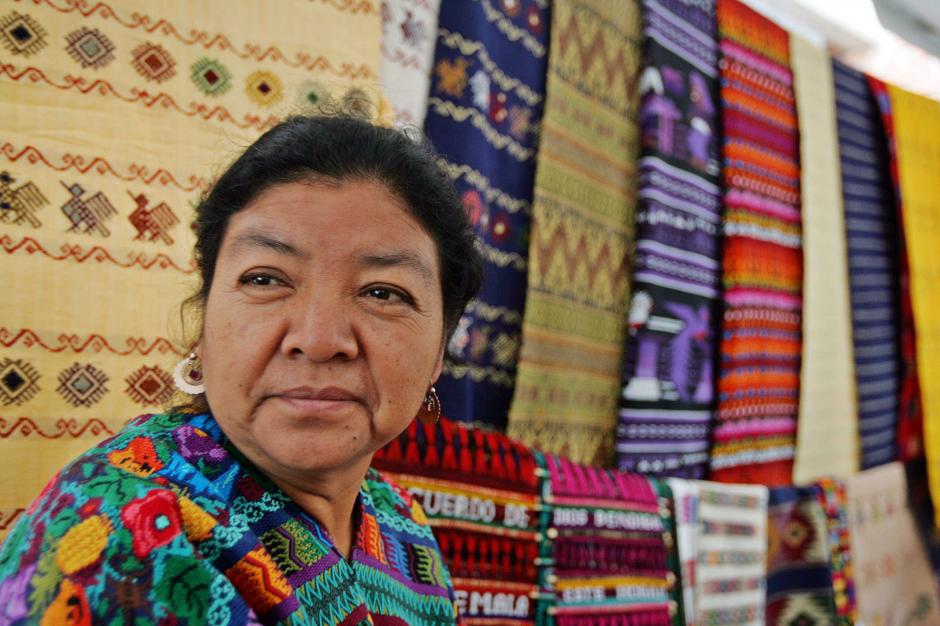 Una mujer guatemalteca con materiales textiles muestra m&aacute;s de los productos de los artesanos de diferentes partes de Centroam&eacute;rica que presentan sus trabajos. (Agencia EFE)