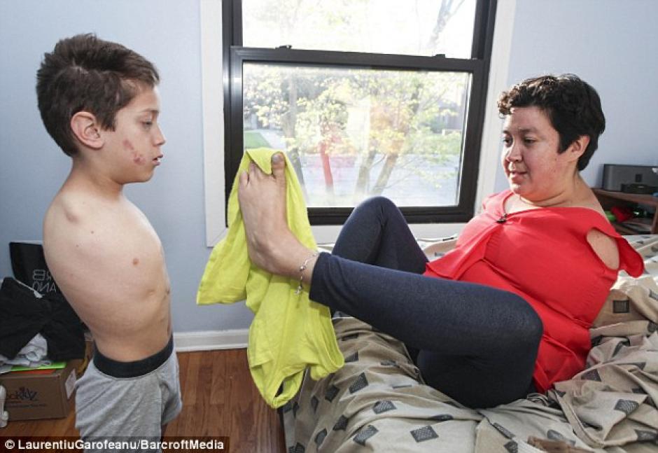 Linda Bannon y su hijo Timmy nacieron sin brazos pero se las arreglan para hacer las tareas de la vida diaria. (Foto: Daily Mail)