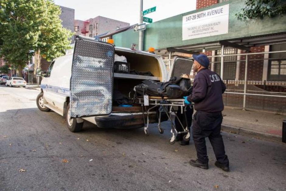 El cuerpo de la guatemalteca fue encontrado a las cuatro de la ma&ntilde;ana de Nueva York, luego que los vecinos sintieran el humo que invad&iacute;a el edificio. (Foto:&nbsp;Stefan Jeremiah/New York Daily News)