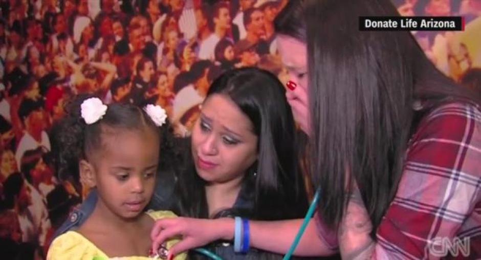 La madre escuch&oacute; el coraz&oacute;n de su hijo en otra ni&ntilde;a a la que le salv&oacute; la vida. (Foto: CNN)&nbsp;