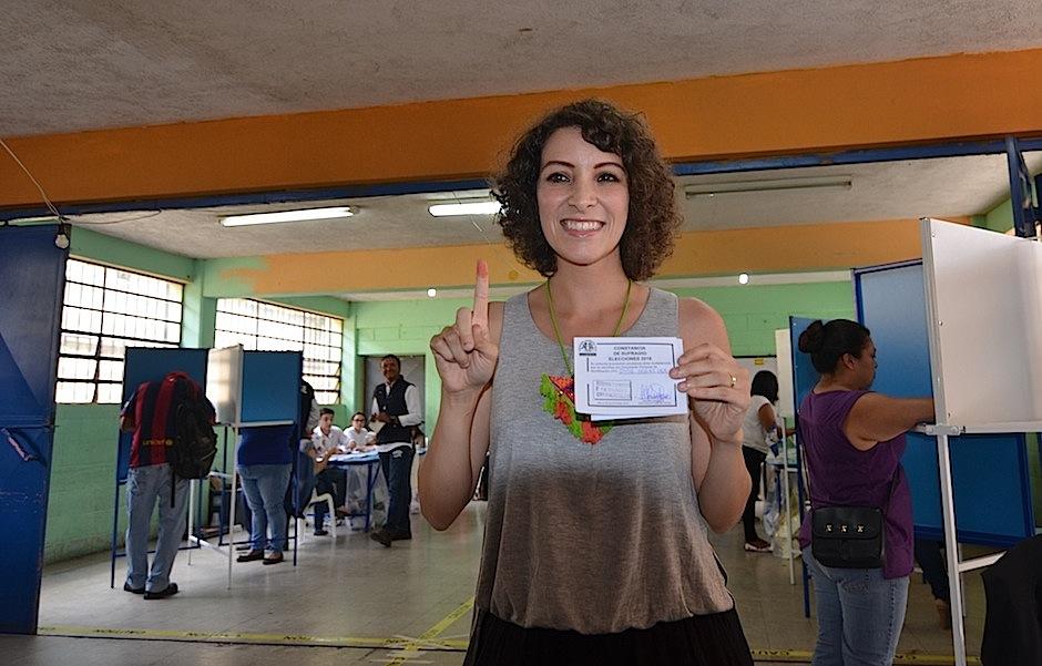 La cantautora guatemalteca Gaby Moreno voló 5 horas desde Los Ángeles, California, para votar. (Foto: Selene Mejía/Soy502)&nbsp;