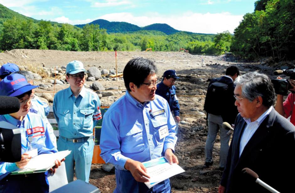 Shunsuke Mutai, ministro de Reconstrucci&oacute;n de Jap&oacute;n es criticado por su poca sensibilidad. (Foto: Exc&eacute;lsior)